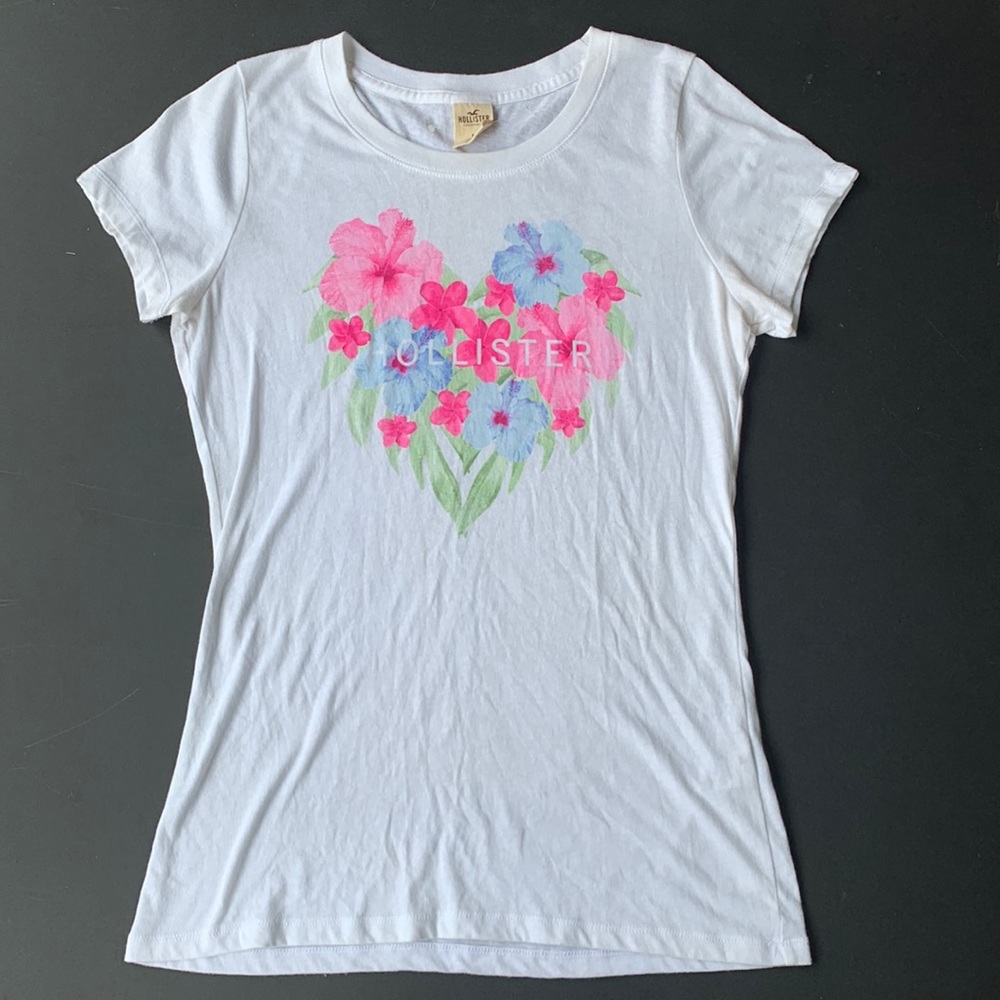 Hollister White Short Sleeve Shirt with Floral Heart Shape Logo Size Medium